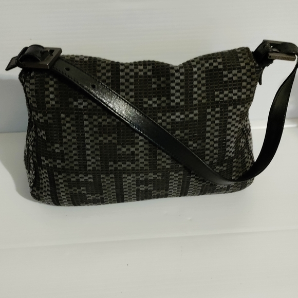 FENDI MONOGRAM WOVEN MAMMA SHOULDER BAGUETTE IN GREY - Picture 6 of 16